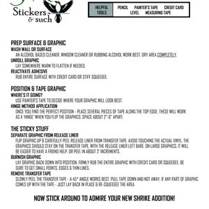 Puede incluir: Instrucciones de aplicaci&oacute;n para las calcoman&iacute;as Shrike Stickers & Such. Las instrucciones incluyen los pasos para preparar la superficie, aplicar el gr&aacute;fico y quitar la cinta de transferencia. Las instrucciones tambi&eacute;n incluyen una lista de herramientas &uacute;tiles, como un l&aacute;piz, un nivel, cinta de pintor, tarjeta de cr&eacute;dito y cinta m&eacute;trica.