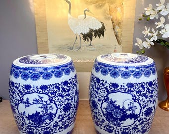 Recipiente de porcelana azul e branca com tampa • Mesa lateral em estilo Chinoiserie • Pote decorativo com vedação de borracha • Estampa floral de pássaros