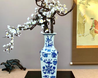 Vaso quadrado XL azul e branco feito à mão, raro, com motivo "Hundred Antiques" (Bogu), porcelana pesada premium, decoração tradicional de ateliê de estudioso.