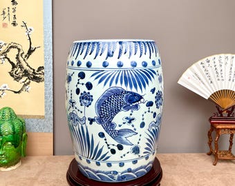 Taburete de jardín con carpa koi pintado a mano, mesa de tambor tradicional china azul y blanca, acento oriental para el hogar, mueble llamativo azul cobalto Feng Shui