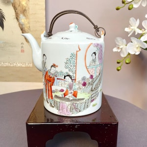 Ręcznie malowany chiński porcelanowy czajniczek | Scena z Rodziny Róż | Zabytkowy dekoracyjny czajniczek z kaligrafią, kolekcjonerska sztuka ceramiczna z okresu po 1960 roku