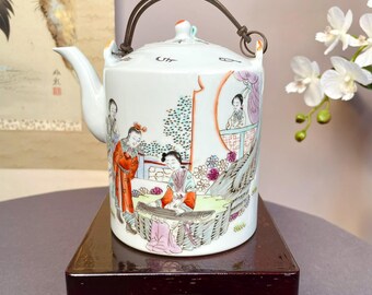 Bule de porcelana chinesa pintado à mão | Cena da Família Rosa | Bule decorativo vintage com caligrafia | Peça de colecionador | Arte em cerâmica pós-1960