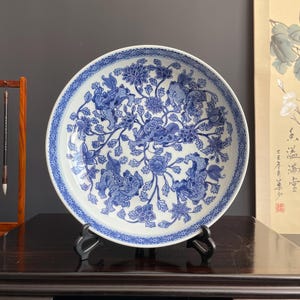Blue and White Porcelain Display Plate with Stand Chinoiserie Charger Foo Dog Ceramic Plate 28.5cm Traditional Guardian Lion Decor Urn