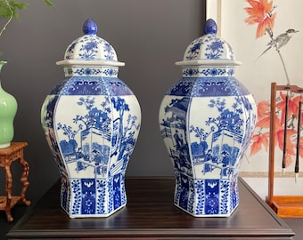 Pote de gengibre artesanal hexagonal de porcelana azul e branca de 41 cm | Pote em formato de templo com painel narrativo de 6 lados e tampa em formato de pagode (unidade)