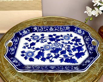 Bandeja grande de porcelana azul e branca, feita à mão, com estampa floral de prestígio • Peça central elegante para mesa, decoração de luxo para casa, estilo chinoiserie