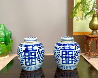 Conjunto de dois potes de gengibre azuis e brancos com a inscrição "Dupla Felicidade", em porcelana chinesa pintada à mão, com tampas, para decoração de casa em estilo Chinoiserie e casamentos.
