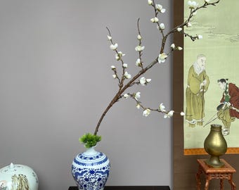 Ramo grande e realista de flor de ameixeira branca - Haste artificial de Meihua de inverno - Elegante decoração Chinoiserie artesanal de luxo com efeito zen floral.