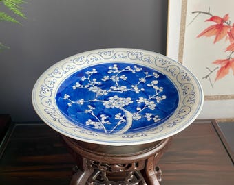 Bandeja de porcelana premium pintada à mão em azul e branco com pé | Fruteira/compoteira com pedestal em formato de flor de ameixeira
