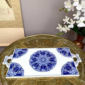 Stor blå och vit serveringsbricka i keramik • Handgjord porslinsbricka med hantverksmässigt blommotiv Tung, slät bordsservice av samlarkvalitet