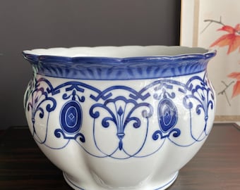 Vaso canelado artesanal em porcelana azul e branca | Cachepot com borda ondulada | Jardineira floral