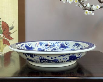Tigela de porcelana grande com borda alargada • Tigela larga e rasa azul e branca para exibição • Vaso decorativo para servir • Centro de arte oriental - peça para hall de entrada