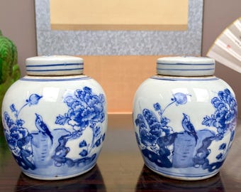 Conjunto de Potes de Gengibre em Porcelana Pintados à Mão em Azul Cobalto com Estampa Floral, Estilo Tradicional de Erudito, com Pássaros Orientais e Peônias.