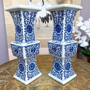 Par ljusstakar i blått och vitt porslin • Par i kejserligt ritualkärl • Himmel-Jord-Människa 3-sektioner Chinoiserie-blommönster