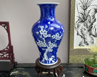 Vaso de porcelana azul e branca artesanal em formato de balaústre | Vaso para arranjos florais com flor de ameixa-do-gelo invertida (Bing Mei)