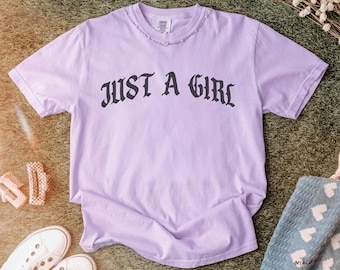 Camiseta Comfort Colors® Just a Girl, camiseta suave y estética, estampado femenino y bonito, camiseta orquídea pastel, conjunto moderno para chicas, regalo para ella.