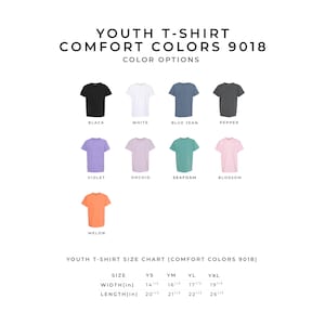 Puede incluir: Exhibici&oacute;n de camisetas juveniles en varios colores, como negro, blanco y azul vaquero. La imagen incluye una tabla de tallas con medidas en pulgadas. El texto dice "YOUTH T-SHIRT COMFORT COLORS 9018". Los anchos var&iacute;an de 36.8 cm a 49.5 cm.