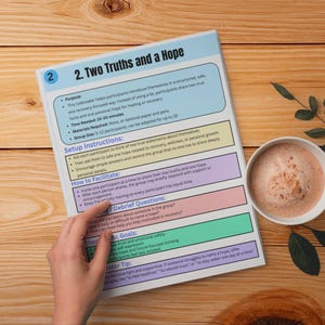Pu&ograve; includere: Un foglio di attivit&agrave; stampato intitolato 2. Two Truths and a Hope, che presenta sezioni per lo scopo, le istruzioni di configurazione, i passaggi di facilitazione, le domande di debriefing, gli obiettivi terapeutici e un consiglio in riquadri colorati.
