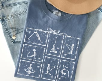 Comfort Colors Yoga Skelett Weihnachts T-Shirt: Meditierende Schleife