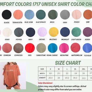 Puede incluir: Carta de colores para camisetas unisex Comfort Colors 1717, con una gama de colores. Incluye una tabla de tallas con medidas en cm para ancho y largo, de la talla S a la 3XL. Una modelo lleva una camiseta color terracota.