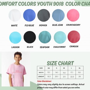 Puede incluir: Tabla de colores para camisetas Comfort Colors Youth 9018. La tabla muestra varios colores, incluyendo blanco, azul, gris y rosa. Tambi&eacute;n se incluye una tabla de tallas, con medidas en cm para el ancho y el largo. La imagen tambi&eacute;n incluye a una persona joven vistiendo una camiseta rosa.