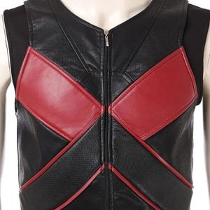 Könnte beinhalten: Schwarze und rote Kunstlederweste mit Reißverschluss. Die Weste hat ein geometrisches Design mit roten Akzenten und Nähten. Das ärmellose Oberteil ist wahrscheinlich Teil eines Kostüms oder Cosplay-Outfits.