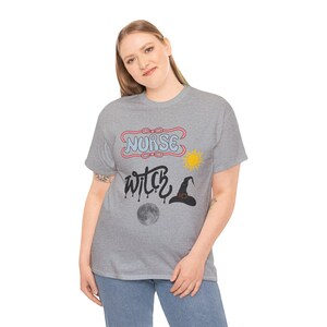 Nurse by Day Witch by Night katoenen T-shirt, cadeau voor vrienden, grafisch verpleegstersshirt, gratis verzending, unisex zwaar katoenen T-shirt