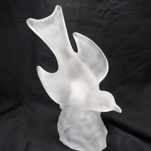 L E Smith Frosted Satin Bird in Flight Figurine Paperweight