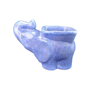 Keramische plantenbak met blauwe kitsch-olifant