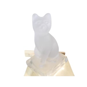 Vintage mattierte Satin Glas Kitty Katze auf einem Kissen Briefbeschwerer