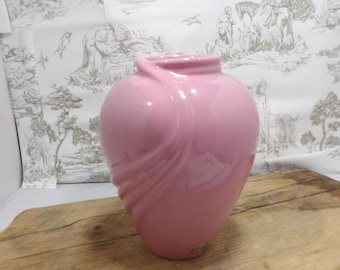 Jarrón vintage de cerámica Haeger con diseño floral en espiral, color rosa malva.
