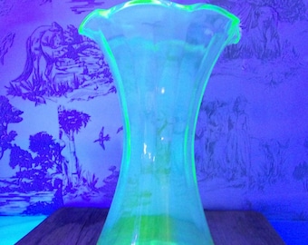 Vintage Depression Glass Uranium Ruffle Vase Lyser