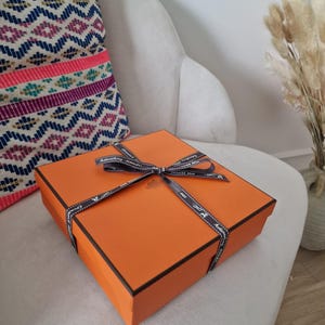 Square Luxury Gift Box – Premium Orange Packaging with Ribbon – French Style Presentation – 19,5x19,5cm