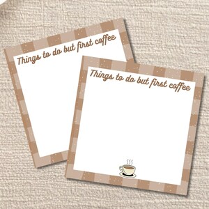 Może przedstawiać: Dwa kwadratowe notatniki z brązowo-białą kratką. Tekst "Things to do but first coffee" jest wydrukowany na górze. Mała grafika filiżanki do kawy znajduje się na dole. Notatniki leżą na beżowej, teksturowanej powierzchni.