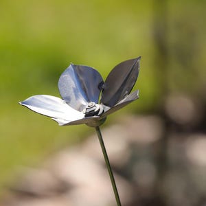 Estaca de acero para lirios de jardín hecha a mano - Arte rústico para jardín