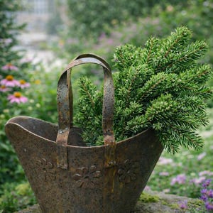 Metalowy kosz na rośliny ogrodowe, rustykalna doniczka ogrodowa, ocynkowana stalowa donica, dekoracja ogrodu w stylu wiejskim