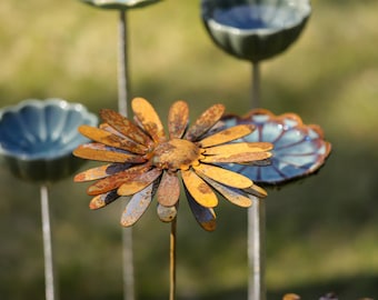 3D Chamomile-Daisy Metal Sculpture - Rusty Garden Stake - Rusted Flower Yard Decor - Outdoor Garden Art