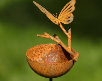 Transforme su jardín con colectores de lluvia de metal, estacas y decoración de copas de abejas.