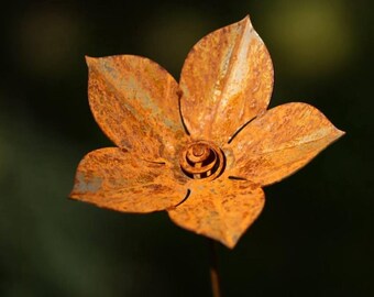 Rustikale Metall-Lilienblume, verwitterter Stahl-Gartenstecker, handgefertigtes Hofdekor