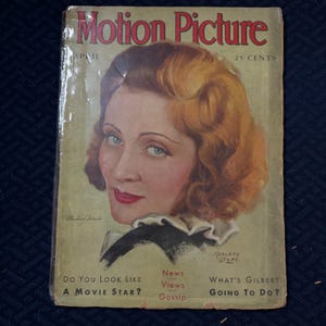 Könnte beinhalten: Vintage "Motion Picture" Magazin-Cover mit einem Porträt von Marlene Dietrich. Das Cover zeigt den Text "April" und "25 Cents". Zusätzlicher Text enthält "Do You Look Like A Movie Star?" und "What's Gilbert Going To Do?"