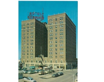 Cartão-postal vintage do Hotel Herring em Amarillo, Texas, com letreiro de néon da Rota 66, década de 1950.