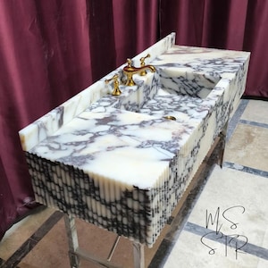 Lavandino di lusso in marmo Viola con paraschizzi – Moderno lavabo rettangolare in pietra con bordo scanalato, rubinetto in ottone, pezzo di design audace