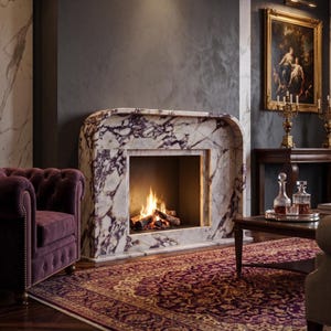Puede incluir: Un lujoso salón con una chimenea de mármol y fuego encendido. A la izquierda hay un sillón de terciopelo morado y una alfombra estampada cubre el suelo. Una pintura y muebles antiguos completan la elegante decoración.