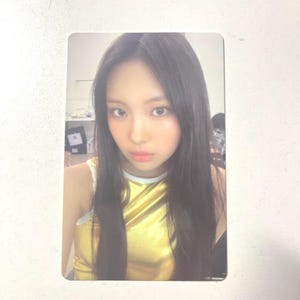 Tarjeta fotográfica oficial de Hyein NewJeans Super Shy