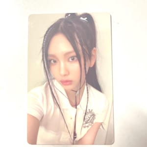 Tarjeta fotográfica oficial de Hyein NewJeans Super Shy
