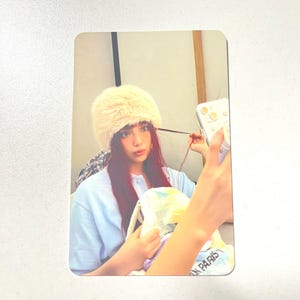 Tarjeta fotográfica oficial "Qué dulce" de Hyein NewJeans