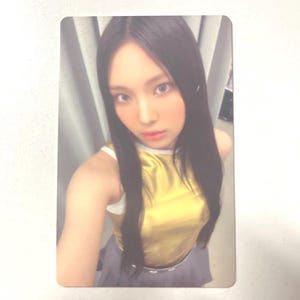 Tarjeta fotográfica oficial de Hyein NewJeans Super Shy