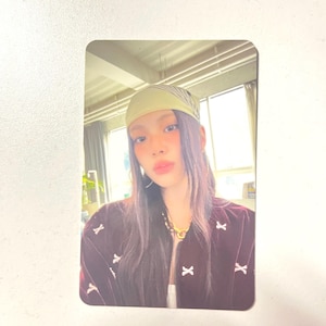 Tarjeta fotográfica oficial "Qué dulce" de Hyein NewJeans