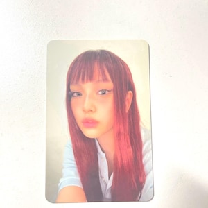 Tarjeta fotográfica oficial "Qué dulce" de Hyein NewJeans