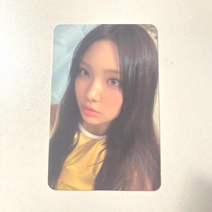 Tarjeta fotográfica oficial de Hyein NewJeans Super Shy