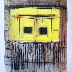 Puede incluir: Representación artística de una puerta amarilla desgastada con dos pequeñas ventanas cuadradas oscuras. La puerta está enmarcada en ladrillo y madera, con una apariencia texturizada y envejecida. La obra de arte utiliza una paleta de colores apagados.